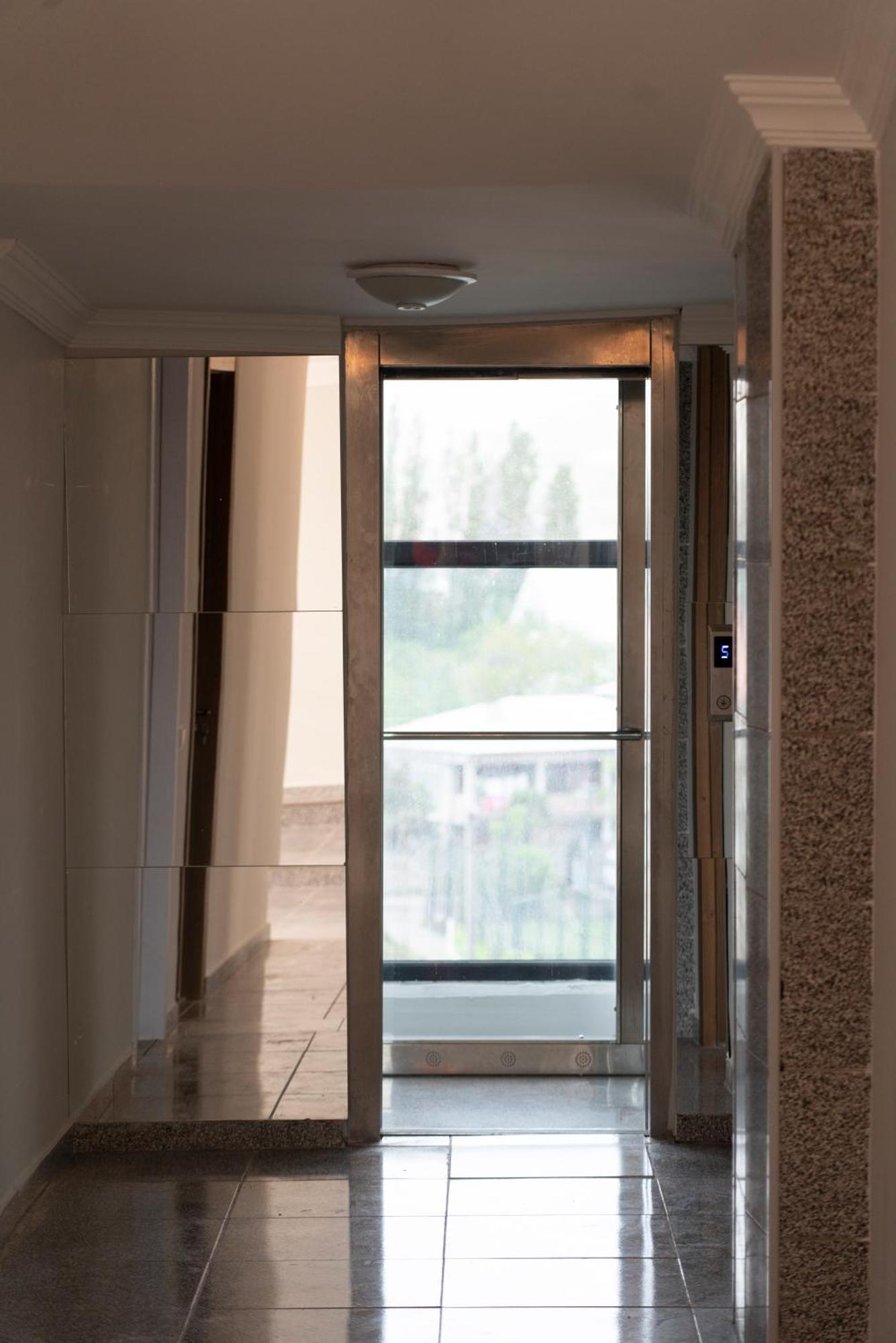 Hotel Carleone 巴统 外观 照片